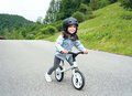 Balančné odrážadlo First Bike Smoby s ultraľahkou 2,5 kg kovovou konštrukciou a tichým chodom gumených kolies od 24 mes