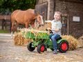 Šliapací traktor Fendt BIG na reťazový pohon s plošinou a klaksónom