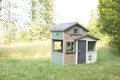Domček Priateľov ekologický v prírodných farbách Friends Evo Playhouse Green Smoby rozšíriteľný 2 dvere 6 okien z recyklovaného materiálu s UV filtrom