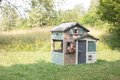 Domček Priateľov ekologický v prírodných farbách Friends Evo Playhouse Green Smoby rozšíriteľný 2 dvere 6 okien z recyklovaného materiálu s UV filtrom