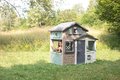 Domček Priateľov ekologický v prírodných farbách Friends Evo Playhouse Green Smoby rozšíriteľný 2 dvere 6 okien z recyklovaného materiálu s UV filtrom