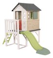 Domček na pilieroch s 1,5 m šmykľavkou s vodotryskom House On Stilts Life Smoby rozšíriteľný s rebríkom a 2 okná s okenicami a UV filtrom od 24 mes - 