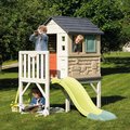 Domček na pilieroch s 1,5 m šmykľavkou s vodotryskom House On Stilts Life Smoby rozšíriteľný s rebríkom a 2 okná s okenicami a UV filtrom od 24 mes - 