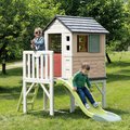 Domček na pilieroch s 1,5 m šmykľavkou s vodotryskom House On Stilts Life Smoby rozšíriteľný s rebríkom a 2 okná s okenicami a UV filtrom od 24 mes - 