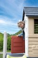 Domček na pilieroch s 1,5 m šmykľavkou s vodotryskom House On Stilts Life Smoby rozšíriteľný s rebríkom a 2 okná s okenicami a UV filtrom od 24 mes - 
