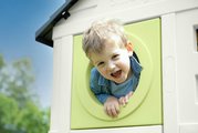 Domček na pilieroch s 1,5 m šmykľavkou s vodotryskom House On Stilts Life Smoby rozšíriteľný s rebríkom a 2 okná s okenicami a UV filtrom od 24 mes - 