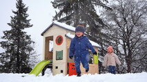Domček Dobrodružstvo s predsieňou a šmykľavkou Adventure House Life Smoby rozšíriteľný s padacími dverami a lezeckými stenami s UV filtrom