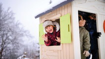 Domček Dobrodružstvo s predsieňou a šmykľavkou Adventure House Life Smoby rozšíriteľný s padacími dverami a lezeckými stenami s UV filtrom