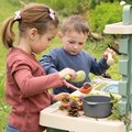 Kuchynka pre záhradníkov Mud Kitchen Life Smoby hra s trávou kvetinami a pieskom 15 doplnkov s náradím a nádržou na vodu od 3 rokov - model 2025