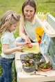 Kuchynka pre záhradníkov Mud Kitchen Life Smoby hra s trávou kvetinami a pieskom 15 doplnkov s náradím a nádržou na vodu od 3 rokov - model 2025