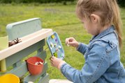 Kuchynka pre záhradníkov Mud Kitchen Life Smoby hra s trávou kvetinami a pieskom 15 doplnkov s náradím a nádržou na vodu od 3 rokov - model 2025