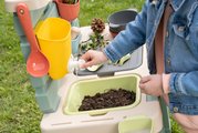 Kuchynka pre záhradníkov Mud Kitchen Life Smoby hra s trávou kvetinami a pieskom 15 doplnkov s náradím a nádržou na vodu od 3 rokov - model 2025