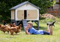 Kurín pre 5 sliepok Cluck Cluck Cottage Beige Smoby 4 dvere so schodmi a kŕmidlom a hniezdo s falošným vajíčkom 128 cm výška