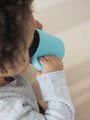 Hrnček pre bábätká Silicone Learning Cup Blue Beaba s vrchnákom na učenie sa piť od 8 mes modrý