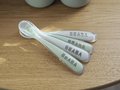 Ergonomické lyžičky 1st Age Silicone Spoons Beaba Grey & Sage zo silikónu na samostatné jedenie 4 kusy od 4 mes