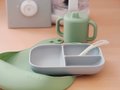 Jedálenská súprava Silicone Meal Essentials Set Beaba s hrnčekom a tanierom s lyžičkou a podbradník zeleno-sivá od 8 mes