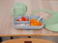 Jedálenská súprava Silicone Meal Essentials Set Beaba s hrnčekom a tanierom s lyžičkou a podbradník zeleno-sivá od 8 mes