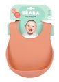 Podbradník pre deti Silicone Bib Beaba Terracotta z mäkkého silikónu a gombíkmi oranžový od 4 mes