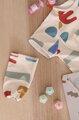 Podbradník 2v1 Bib with Removable Sleeves Playful Beaba s odnímateľnými rukávmi vodeodolný so vzorom od 4 mes BE913576