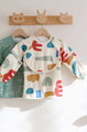 Podbradník 2v1 Bib with Removable Sleeves Playful Beaba s odnímateľnými rukávmi vodeodolný so vzorom od 4 mes BE913576