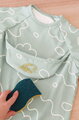 Podbradník 2v1 Bib with Removable Sleeves Sage Green Beaba s odnímateľnými rukávmi vodeodolný zelený od 4 mes BE913577