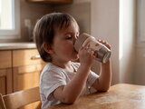 Hrnček pre deti Stainless Steel Learning Cup Click & Drink BigLove Beaba na samostatné pitie z nehrdzavejúcej ocele hnedý od 12 mes