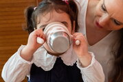 Hrnček pre deti Stainless Steel Learning Cup Click & Drink BigLove Beaba na samostatné pitie z nehrdzavejúcej ocele hnedý od 12 mes