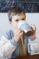 Hrnček pre deti Stainless Steel Learning Cup Click & Drink Pebble Beaba na samostatné pitie z nehrdzavejúcej ocele modro-zelený od 12 mes