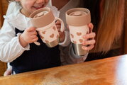 Súprava hrnčekov pre matku a dieťa Mini & Me 2 Stainless Steel Cups Click & Drink BigLove Beaba z nehrdzavejúcej ocele hnedé 2 kusy od 12 mes