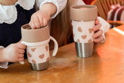 Súprava hrnčekov pre matku a dieťa Mini & Me 2 Stainless Steel Cups Click & Drink BigLove Beaba z nehrdzavejúcej ocele hnedé 2 kusy od 12 mes