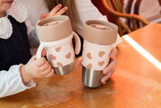 Súprava hrnčekov pre matku a dieťa Mini & Me 2 Stainless Steel Cups Click & Drink BigLove Beaba z nehrdzavejúcej ocele hnedé 2 kusy od 12 mes