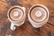 Súprava hrnčekov pre matku a dieťa Mini & Me 2 Stainless Steel Cups Click & Drink BigLove Beaba z nehrdzavejúcej ocele hnedé 2 kusy od 12 mes