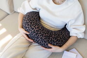 Hrejivý vankúš Little Warmy Jersey Leopard Beaba s ľanovými semienkami na nahrievanie a chladenie s leopardím vzorom