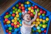 Trampolína Activity Center 3-in-1 smarTrike skladacia okrúhla s obvodom 92 cm s rúčkou bazénom a 100 ks loptičiek od 10 mes