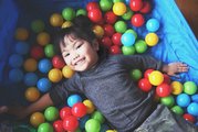Trampolína Activity Center 3-in-1 smarTrike skladacia okrúhla s obvodom 92 cm s rúčkou bazénom a 100 ks loptičiek od 10 mes