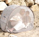Plážový stan pre deti Breezy Anti UV Tent Clay Earth Beaba s 360° ventiláciou a ochranou proti piesku a hmyzu 120*85 cm béžový so vzorom od 0-36 mes