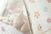 Plážový stan pre deti Breezy Anti UV Tent Clay Earth Beaba s 360° ventiláciou a ochranou proti piesku a hmyzu 120*85 cm béžový so vzorom od 0-36 mes