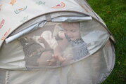 Plážový stan pre deti Breezynest Anti UV Tent Clay Earth Beaba s 360° ventiláciou a ochranou proti piesku a hmyzu béžový od 0-24 mes