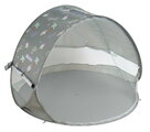 Plážový stan pre deti Breezy Anti UV Tent Lichen Beaba s 360° ventiláciou a ochranou proti piesku a hmyzu 120*85 cm sivý so vzorom od 0-36 mes