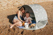 Plážový stan pre deti Breezy Anti UV Tent Lichen Beaba s 360° ventiláciou a ochranou proti piesku a hmyzu 120*85 cm sivý so vzorom od 0-36 mes