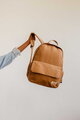 Prebaľovací batoh Tokyo Backpack Ochre Beaba s prebaľovacou podložkou a popruhmi ku kočíku hnedý