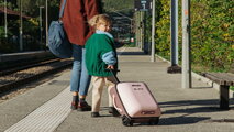 Kufor na kolieskach so sedátkom pre dieťa Carry-On Suitcase With Child Seat Luggage Eazy Sorbet Beaba 2v1 s prídavnými kolieskami pre stabilitu 22 l n
