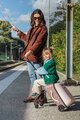 Kufor na kolieskach so sedátkom pre dieťa Carry-On Suitcase With Child Seat Luggage Eazy Sorbet Beaba 2v1 s prídavnými kolieskami pre stabilitu 22 l n