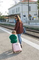 Kufor na kolieskach so sedátkom pre dieťa Carry-On Suitcase With Child Seat Luggage Eazy Sorbet Beaba 2v1 s prídavnými kolieskami pre stabilitu 22 l n
