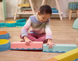 Prekážková dráha so stupienkami Balance & Build B-Toys na rozvoj rovnováhy, koordinácie a motoriky 13 prekážok BTBX2324Z