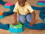 Prekážková dráha so stupienkami Balance & Groove B-Toys modulárna s hudbou a svetelnými efektmi BTBX2473Z
