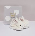 Papučky pre bábätko s hrkálkou Zajačik Lapin Bonbon Doudou et Compagnie biele v darčekovom balení od 0-6 mes
