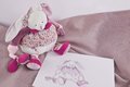 Plyšový zajačik Activity Doll Lapin Cerise Doudou et Compagnie so zrkadielkom a hrkálkou ružový 30 cm v darčekovom balení od 0 mes