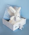 Plyšový zajačik na maznanie Bunny Happy Glossy Doudou et Compagnie biely 25 cm v darčekovom balení od 0 mes