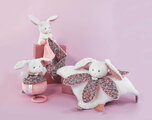 Plüss nyuszi kendővel dédelgetéshez Bunny Plush with Comforter Boh'aime Doudou et Compagnie ajándékcsomagolásban rózsaszín 12 cm 0 hó-tól
